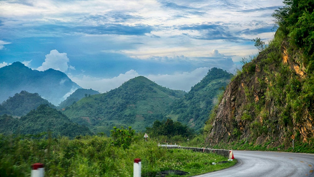 Bạn có thể lựa chọn phương tiện phù hợp để di chuyển trên con đường đèo hùng vĩ đến Mộc Châu
